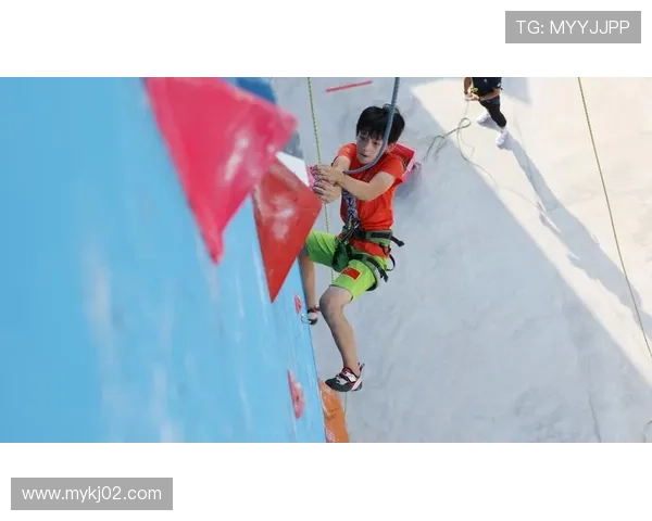 成都攀岩队在全国攀岩配合排行榜中荣获第三名的佳绩引发关注